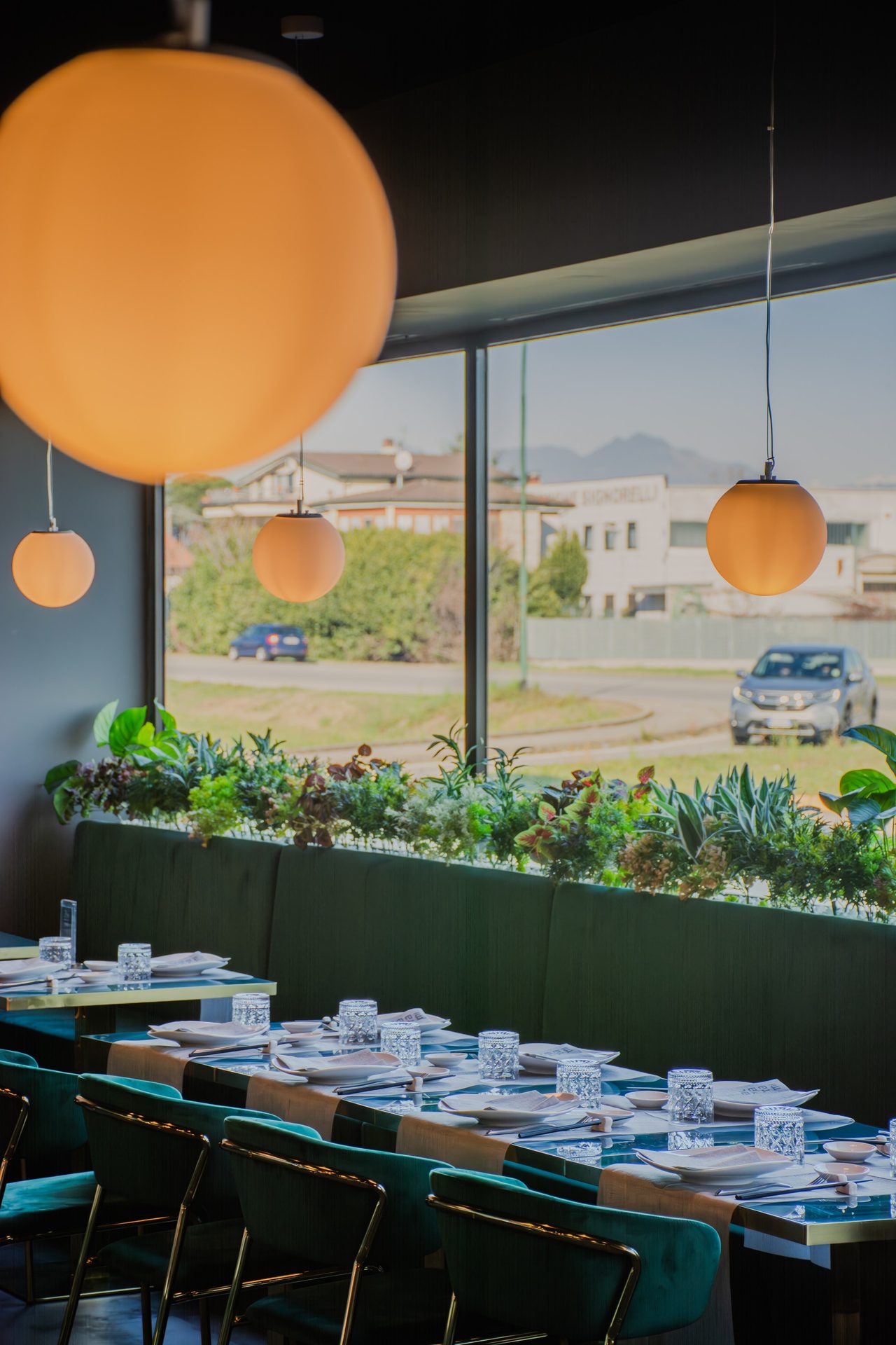 ALTATAMI SUSHI 窗边餐桌与灯具