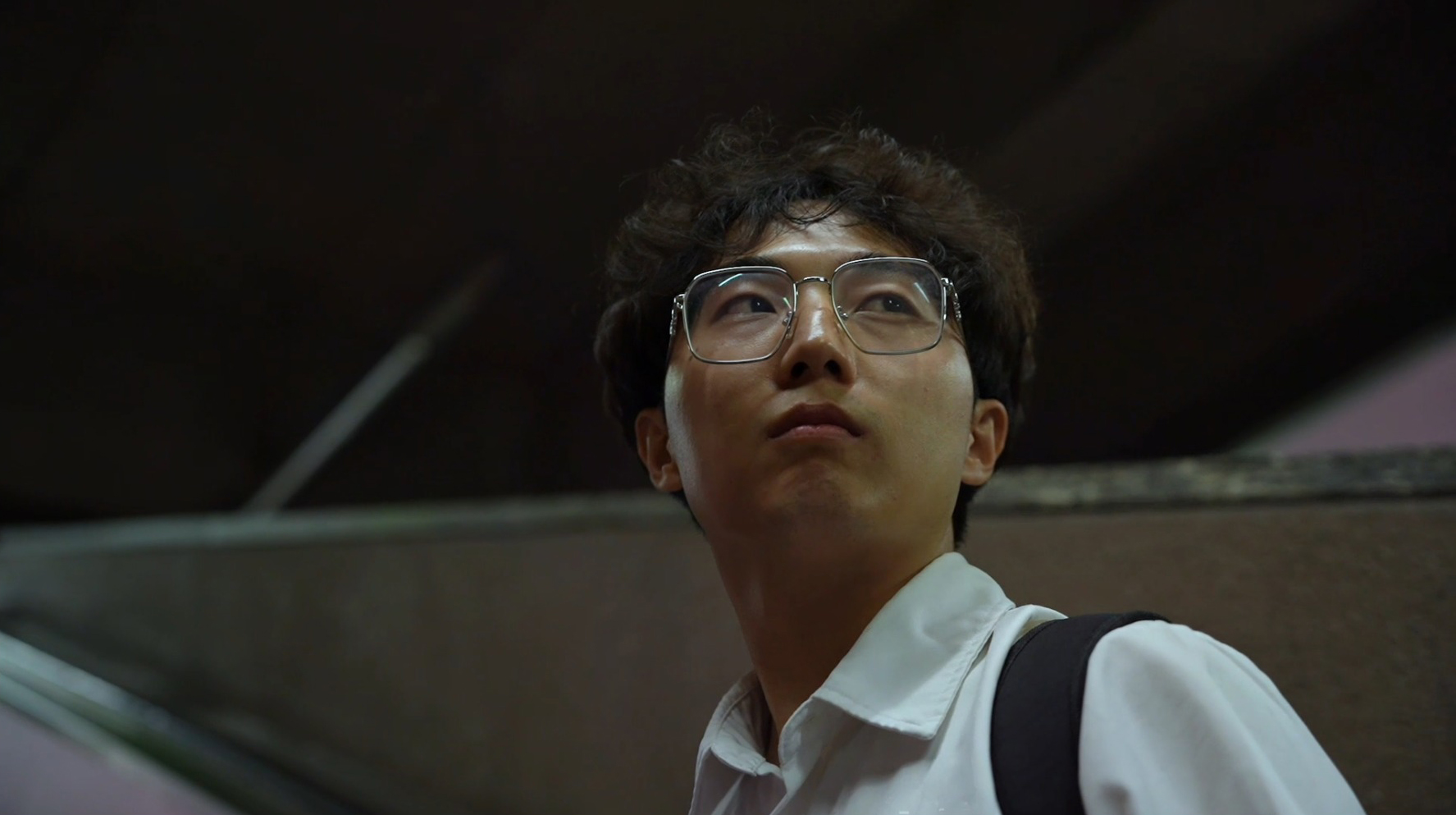 扶梯空间中的人物低角度肖像