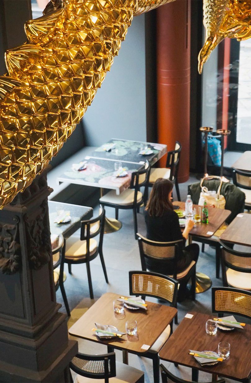 YIKO DIMSUM 餐厅完工后金色龙形装置与用餐区现场照片
